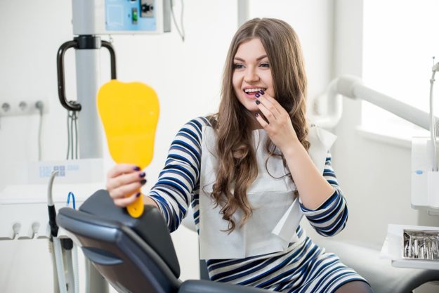 teeth straightening options woman looking at discreet teeth straightening options